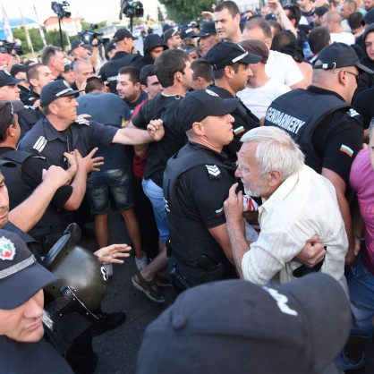 Сблъсъци между полицаи и протестиращи в Орландовци