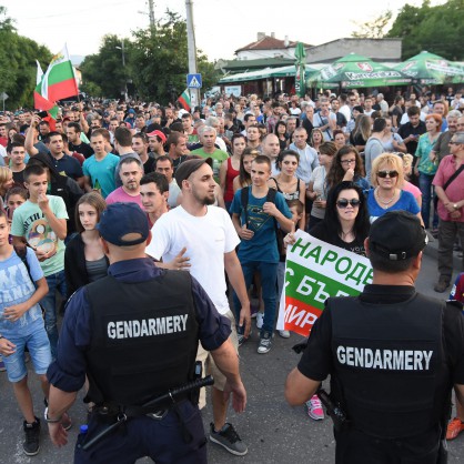 Сблъсъци между полицаи и протестиращи в Орландовци