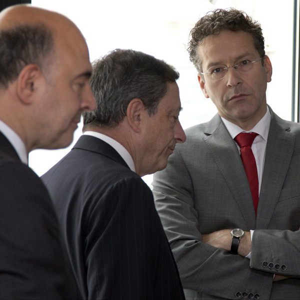 Еврокомисарят по финансите Пиер Московиси, президентът на ЕЦБ Марио Драги и президентът на Еврогрупата Йерун Дейселблум