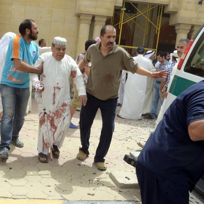 Атентатор на ИД се взриви в джамия в Кувейт