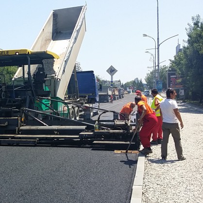 12-метров магистрален асфалтополагач помага за по-бързо приключване на ремонта