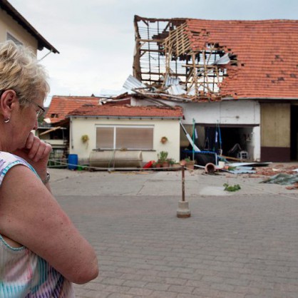 Десетки къщи са останали без покриви след бурята в Полша