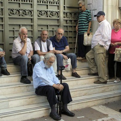 Гръцки пенсионери на опашка пред банка