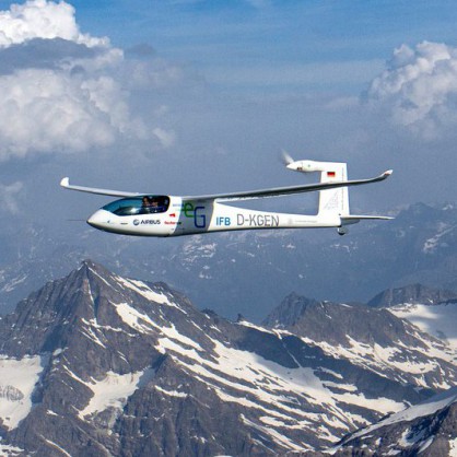 Електрически самолет прелетя над Швейцарските Алпи
