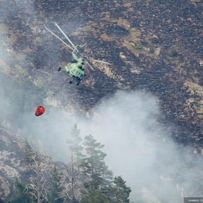 Военен хеликоптер Ми-17 помага в гасенето на пожара до село Лесово