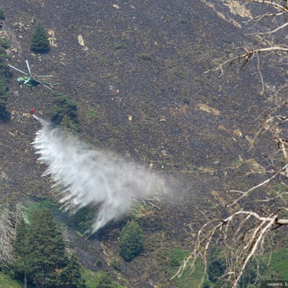 Военен хеликоптер Ми-17 помага в гасенето на пожара до село Лесово