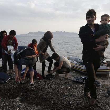 Бежанци слизат от лодки на гръцки остров