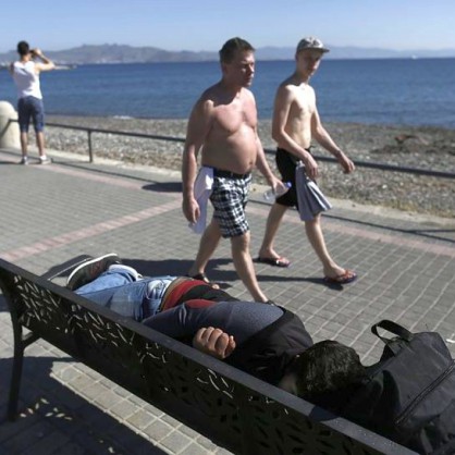 Имигрант спи на пейка на гръцкия остров Кос