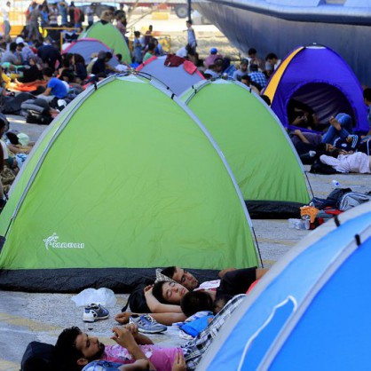Бежанци спят в палатки по бреговете на Гърция