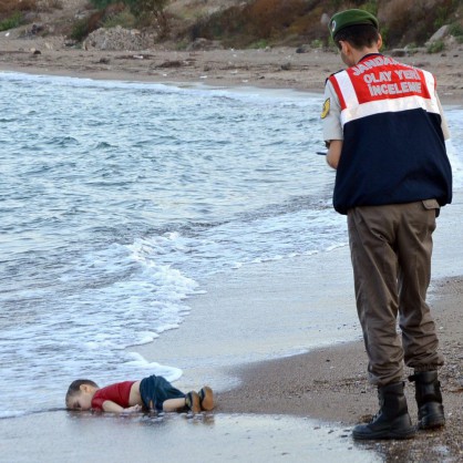 Снимка на мъртво дете на бежанци, изхвърлено от морето на турския бряг