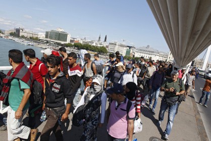 Мигранти тръгнаха пеша от Будапеща  за Австрия