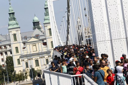 Мигранти тръгнаха пеша от Будапеща  за Австрия