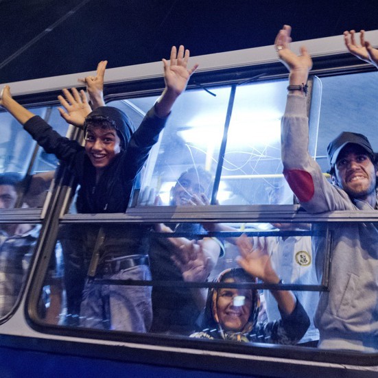 Унгария започна извозване с автобуси на бежанците до границата с Австрия