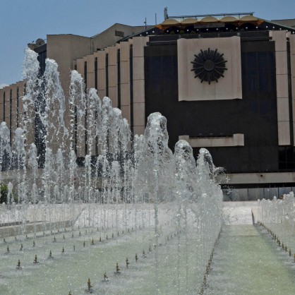 Пробното пускане на фонтаните пред НДК