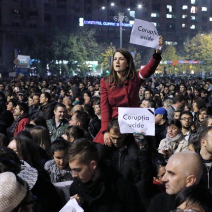 Хиляди протестираха в Букурещ след пожара в нощен клуб