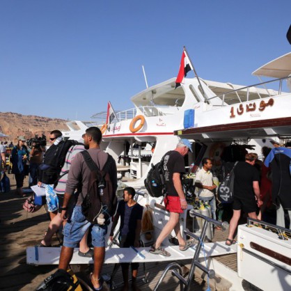 Руски и британски туристи напускат Египет