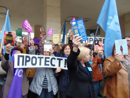 С високо вдигнати книги протестираха днес библиотечните работници от НБ ”Иван Вазов” в Пловдив