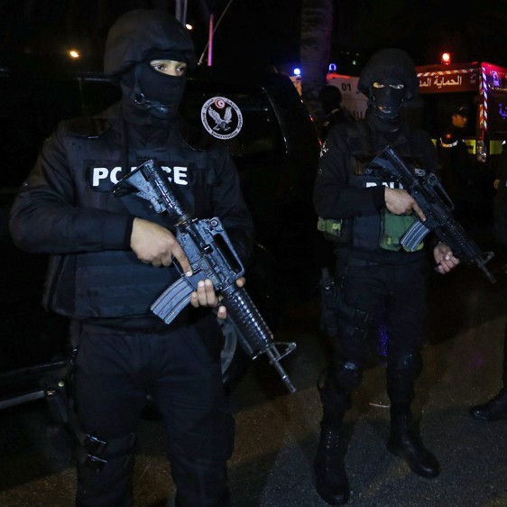 Полиция и гражданска защита на мястото на експлозията в Тунис