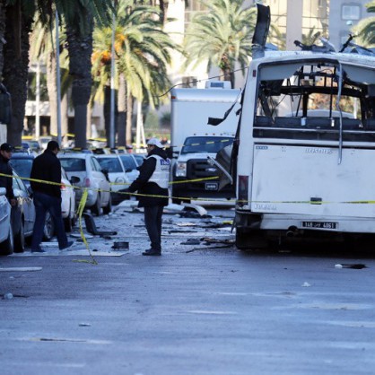 Бомбен атентат срещу автобус с гвардейци в Тунис