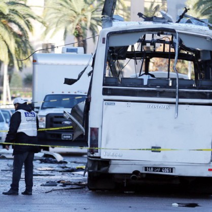 Бомбен атентат срещу автобус с гвардейци в Тунис