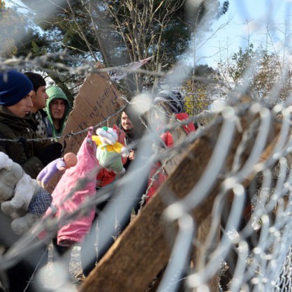 Бежанци на границата между Македония и Гърция