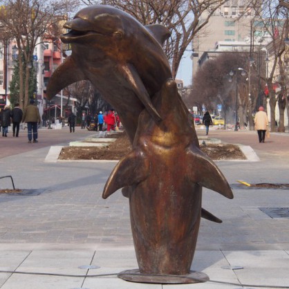 Скулптура на влюбени делфини краси новата пешеходна зона на Варна