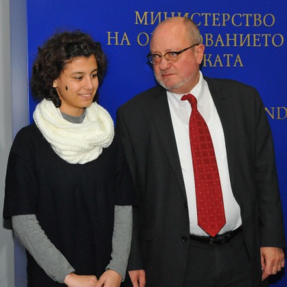 Ученичката Мария от Стара Загора получи награди от министъра на образованието