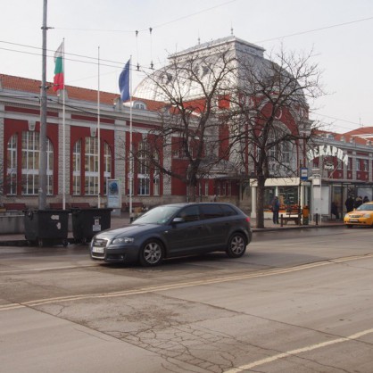 Пътната настилка на един от най-натоварените с движение площади във Варна – гаровия, осезаемо пропада