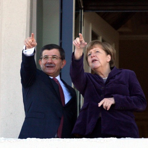 Ахмет Давутоглу и Ангела Меркел турсят изхода от кризата
