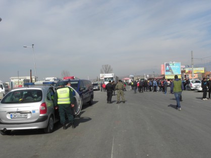 Камионите, подредени в групи, са блокирали района в три отделни места