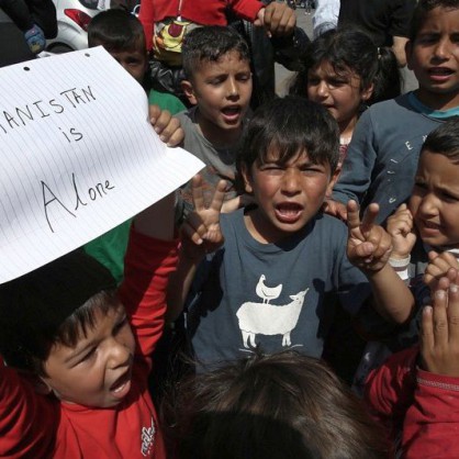 Бежанци от Афганистан протестират в лагер в Гърция