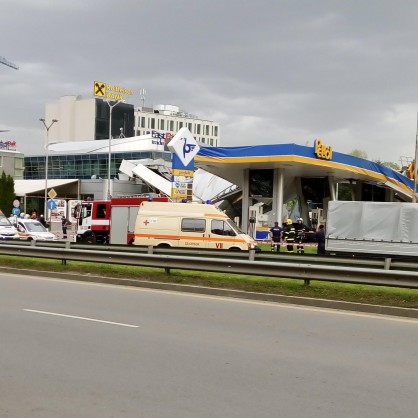 Кран падна върху бензиностанция в София