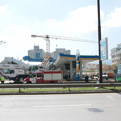 Кран падна върху бензиностанция в София