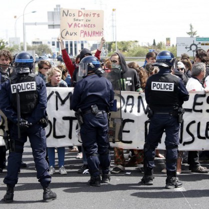 Студенти устроиха блокада в Женвилие край Париж