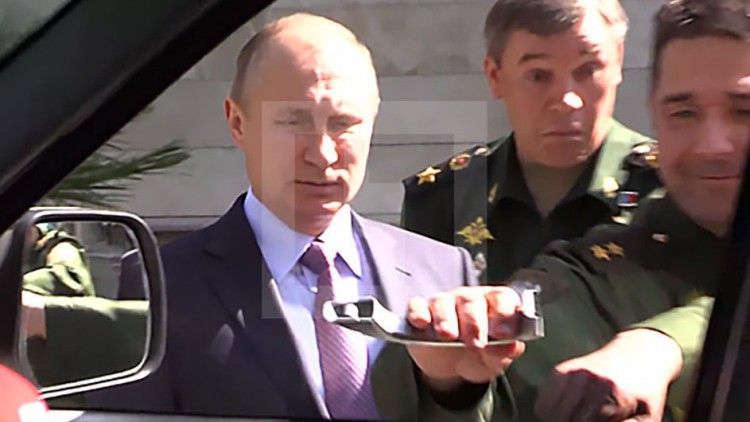 Дръжката на новата УАЗ-ка се откъртила пред погледа на Путин
