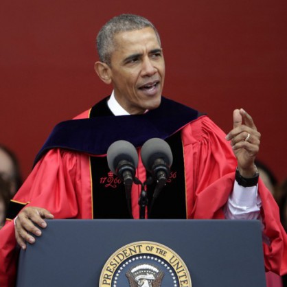 Барак Обама в черно-червена тога на церемония в университета 