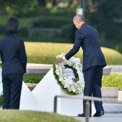Барак Обама постави венец от цветя на мястото на първата в света атомна бомбардировка