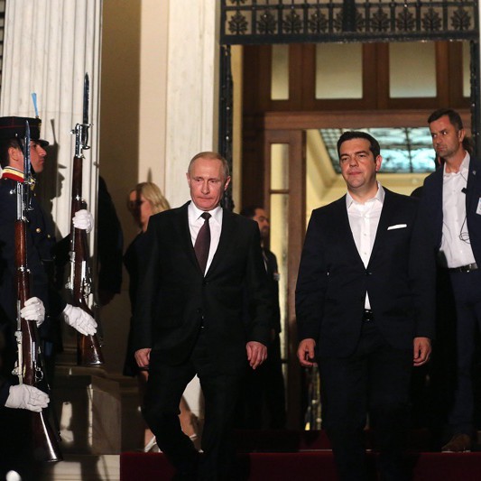 Путин и Ципрас на излизане след срещата в Атина