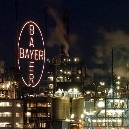Светещото лого на Байер над завода в Леверкузен