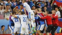 Словашките футболисти в неистова радост от победата над Русия
