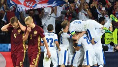 Словашките футболисти празнуват пред публиката си победата над Русия