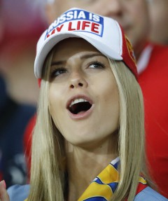 Руска фенка на стадиона в Лил преди мача със Словакия