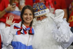 Дед Мороз и Снегурочка на стадиона в Лил преди мача със Словакия