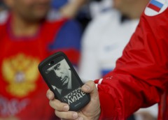 Руски привърженик държи телефон с лика на Путин и надпис ”Железен лидер” по време на мача срещу Словакия
