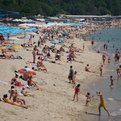 Горещото време напълни плажовете във Варна