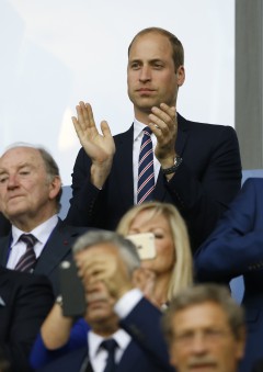 Принц Уилям изгледа мача Англия-Словакия на стадиона в Сен Етиен
