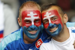 Словашки фенове с боядисани лица преди 1/8-финала срещу Германия