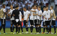 Бундестимът се поздравява след победата над Словакия