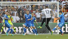 Жером Боатенг открива с удар от воле резултата срещу Словакия