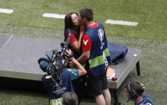 Доброволец предложи брак на приятелката си преди мача Франция-Ейре